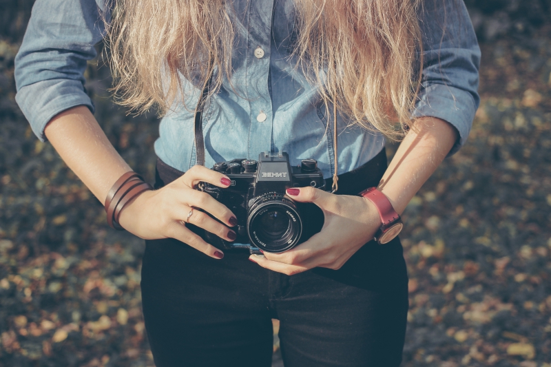 photographe-VILLECROZE-min_hand-person-girl-woman-camera-photography-614-pxhere.com